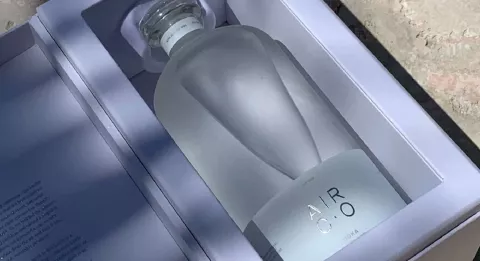 Eine Glasflasche, in der sich Wodka befindet, der mit CO2 aus der Luft hergestellt wurde.